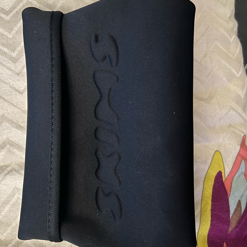 Skims small neoprene pouch